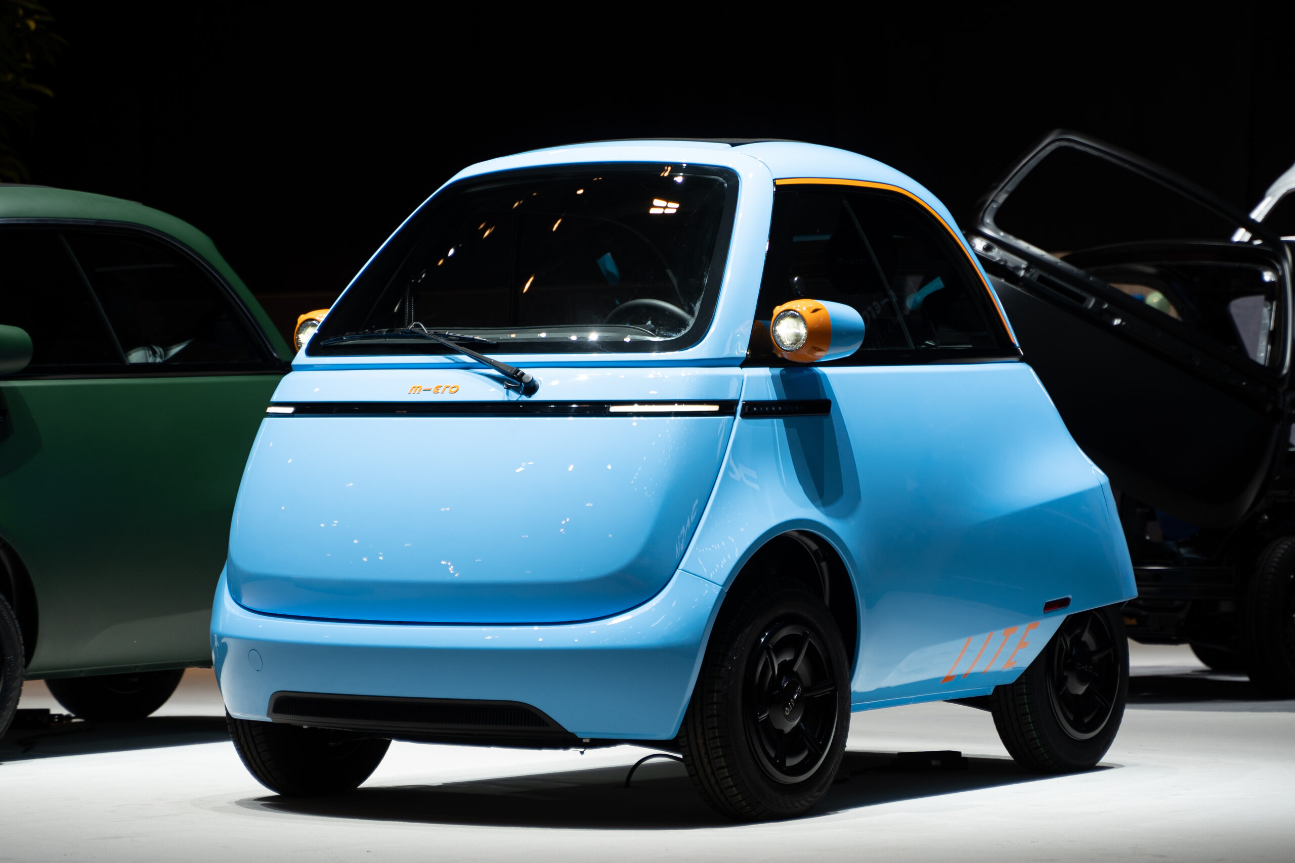 Elektrisches Mopedauto von CITRIDE vor Bäumen